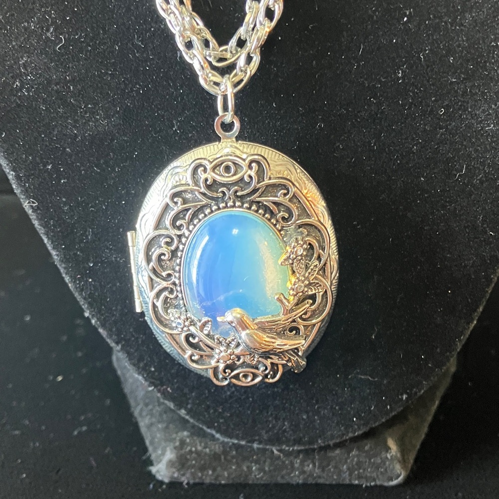 Vintage style Silvertone faux moonstone locket necklace